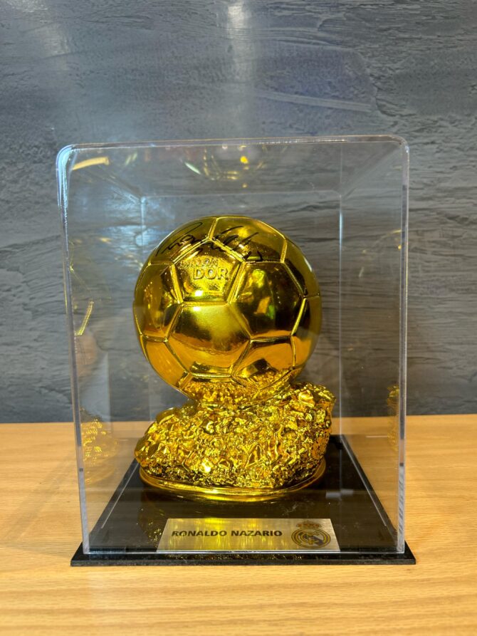ACRÍLICO CON BALÓN DE ORO Ronaldo Nazario (Beckett) - Image 2