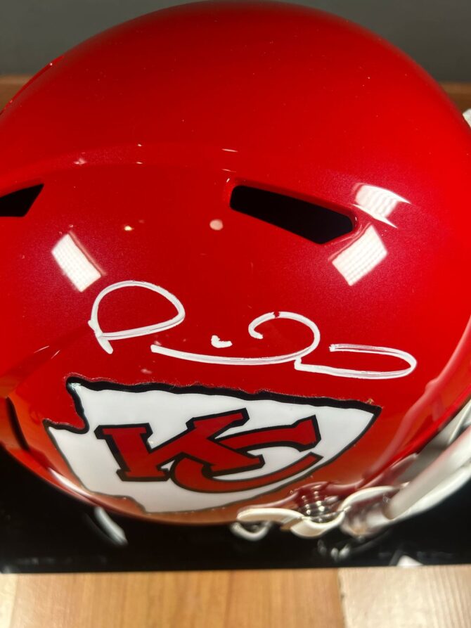 ACRÍLICO CON CASCO Patrick Mahomes II Kansas City Chiefs (Beckett) - Image 2