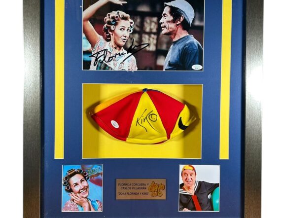 CUADRO CON FOTO Y GORRITO Florinda Meza / Carlos Villagrán Kiko (JSA)