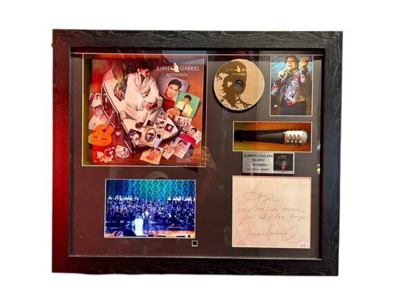 CUADRO CON FOTO Y PANTALLA Juan Gabriel (JSA)