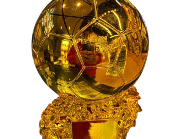 ACRILICO CON BALON DE ORO Luis Figo (JSA)
