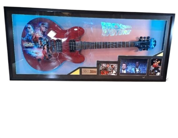 CUADRO CON GUITARRA CON PANTALLA Michael J. Fox Signed (AutographCOA)