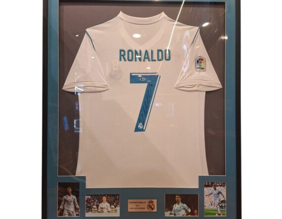 CUADRO CON JERSEY Cristiano Ronaldo Signed Jersey Real Madrid  (Beckett)